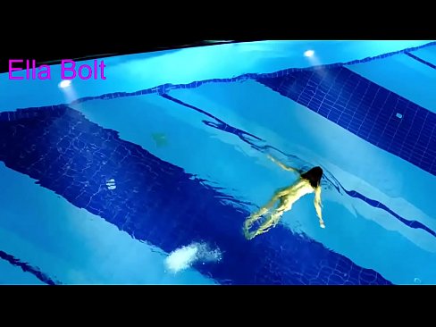❤️ Dili ko makahunong sa pagtan-aw, ang batan-ong blonde nasakpan nga naglangoy nga hubo sa ELLA BOLT resort pool Porn video sa amon ☑