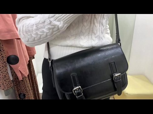 ❤️ Public masturbation sa batan-ong bitch FeralBerry nga adunay dildo sa fitting room Porn video sa amon ☑