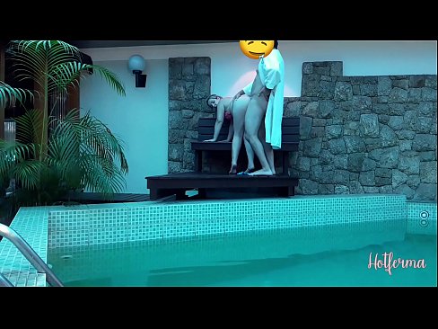 ❤️ Giimbitar sa amo ang katabang sa pool, apan dili makasukol sa init Porn video sa amon ☑