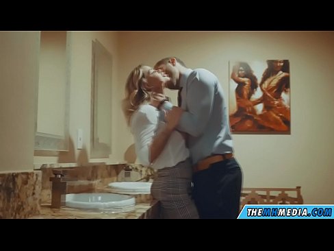 ❤️ Kung ang usa ka busty blonde naghaylo kanimo sa usa ka publiko nga kasilyas Porn video sa amon ☑